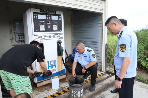 股票专业配资 重庆查处多个黑加油点: 挂“内部”牌掩人耳目 改报废车藏草丛